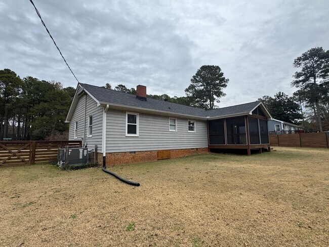 Building Photo - Cozy Home with Upgraded Finishes