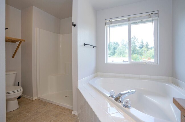 Building Photo - Exquisite 3-bedroom, 2-full bath Home in Puyallup