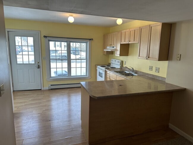 Building Photo - 208 Grove St