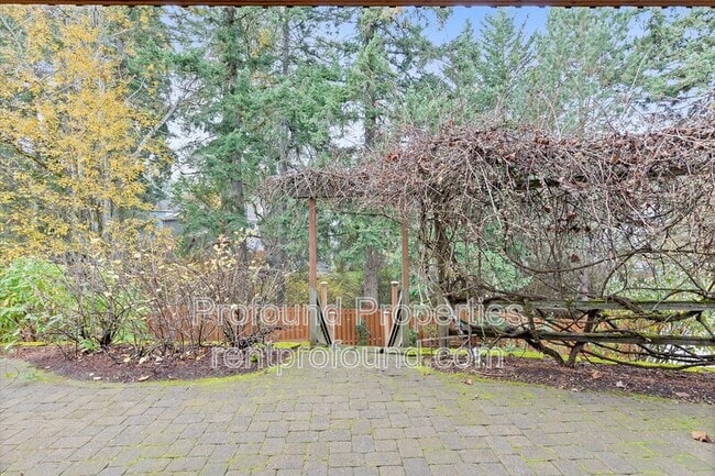 Building Photo - 7533 SW Applegate Dr