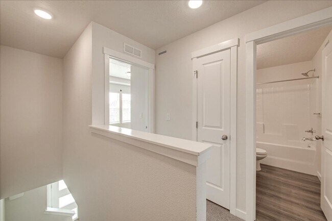 Building Photo - Townhome 2 bed / 2.5 bath in Boise!