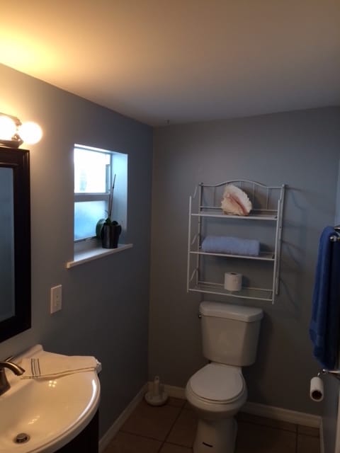 bath - 1703 Johnson St