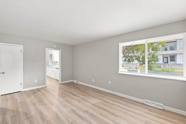 Building Photo - $2,115.95 with $300 Off the first month's rent, 4 Beds, 2 Baths, Triplex Unit in Littleton with W...