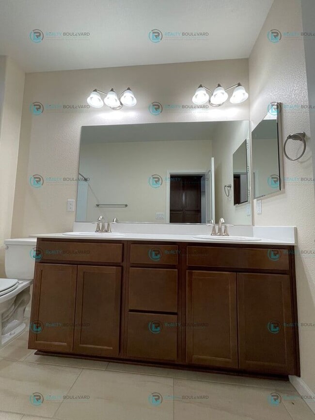 Building Photo - 3-Bedroom 2.5 Bathroom 2 car garage Condo in Carson City