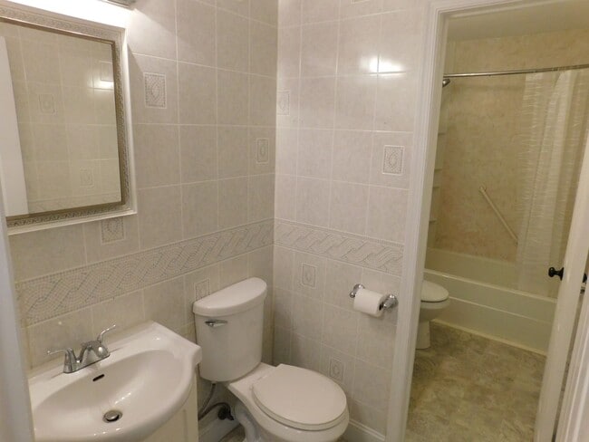 Building Photo - Quaint Family Home