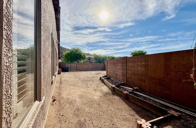Building Photo - 5916 W Fetlock Trail