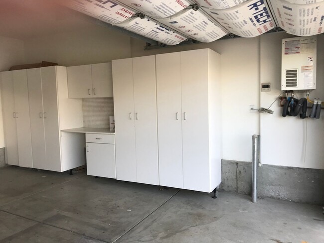 Building Photo - Located in the very popular northwest area...