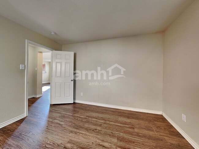 Building Photo - 6905 Planters Row Dr