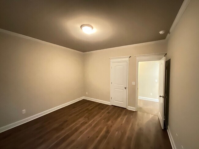 Building Photo - 688 Tree Top Trl