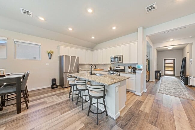 Building Photo - 1020 Highland Vista