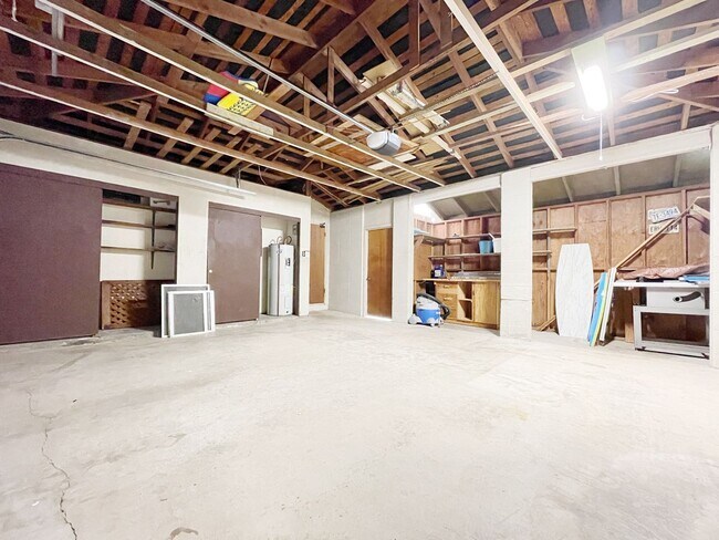 Building Photo - 4/2 Pet Friendly Spacious Beachside Kailua...