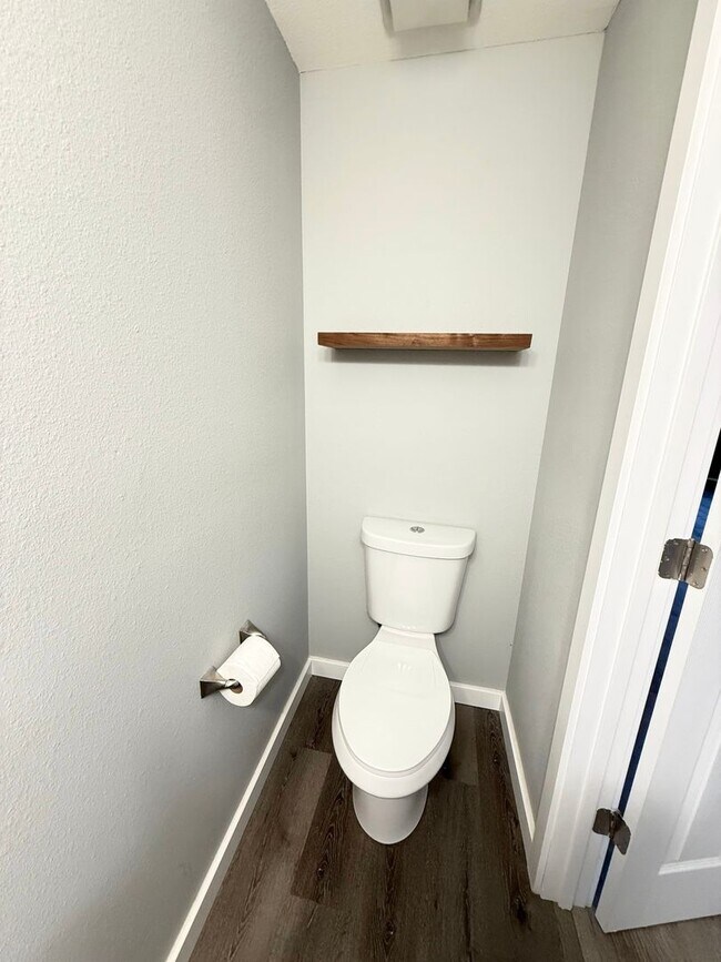 Building Photo - Charming 2-Bedroom Tukwila Townhome with Garage, Parking, Stainless Steel Appliances & Fireplace ...