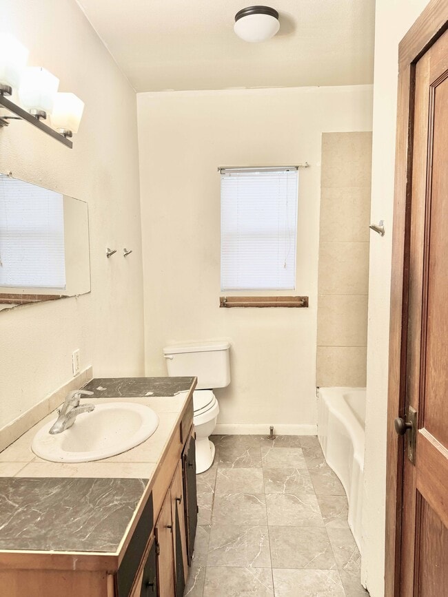 Building Photo - 452 Bernardo St