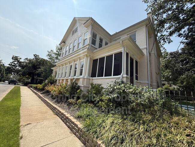 Building Photo - 653 Anderson St