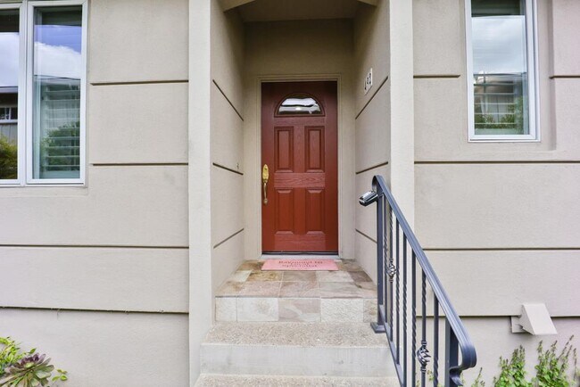 Building Photo - 492 Tyndall St