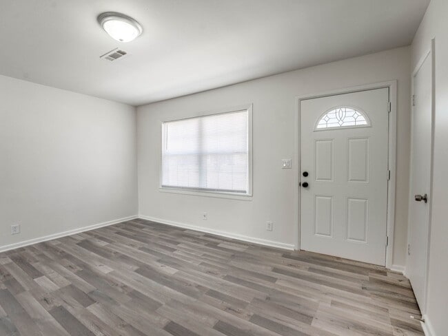 Building Photo - 2 Bedroom, 1 Bath Home in Shawnee!