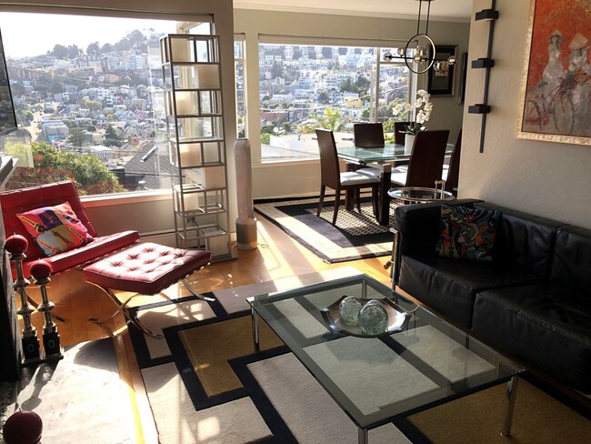 Building Photo - Elegant & Expansive Furnished 3 Bedroom/2 ...