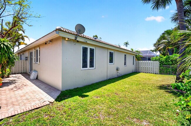 Building Photo - 5063 Ventura Dr