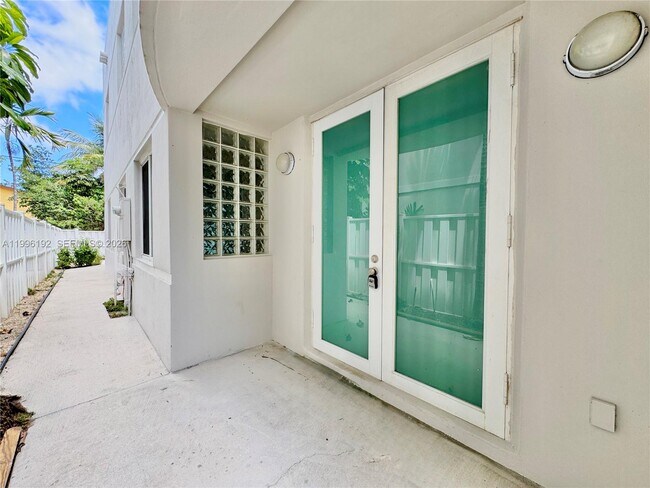 Building Photo - 504 SW 4th Ave