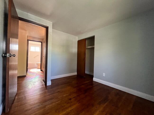 Building Photo - 1413 Cardwell Square S
