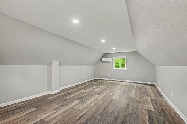 Building Photo - Renovated 3 Bed 2 Bath Home