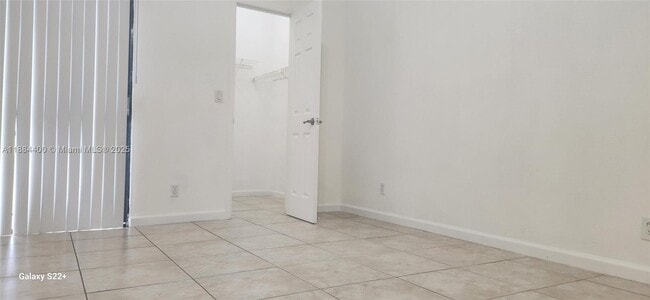 Building Photo - 912 NE 9th Ct