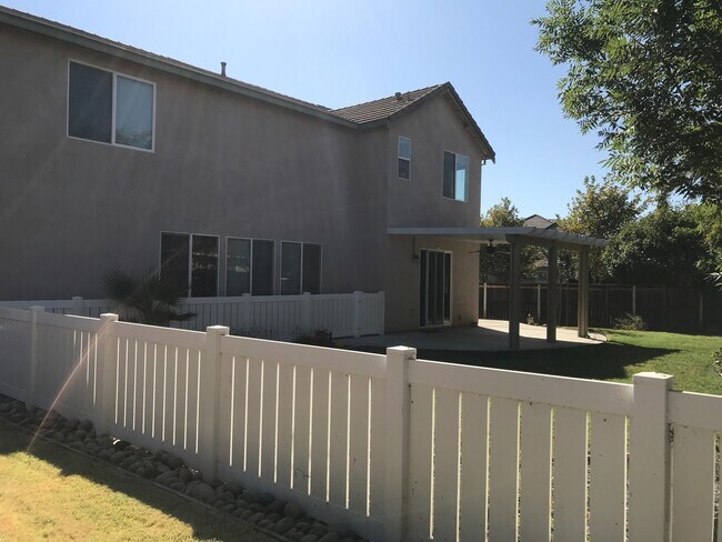 Building Photo - Beautiful Plumas Lake Home