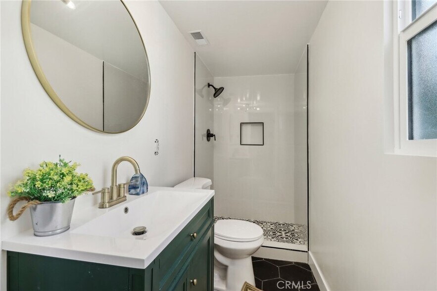 Building Photo - 1226 W Vernon Ave