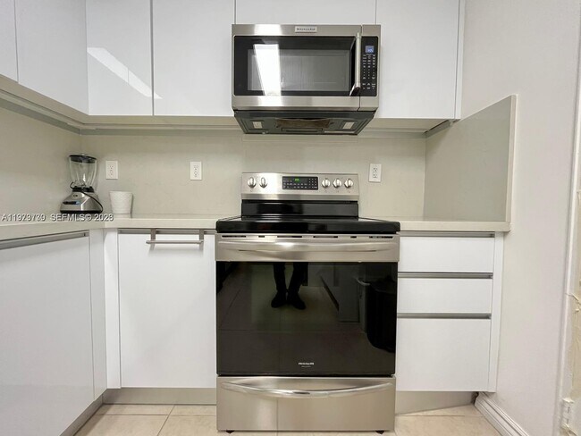 Building Photo - 10185 Collins Ave