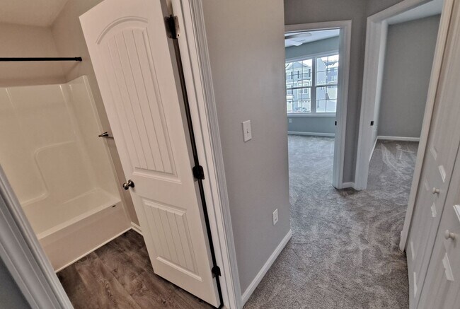 Building Photo - 3 Bed / 2-1/2 Bath  Single Family Town Home w/Attached1 Car Garage
