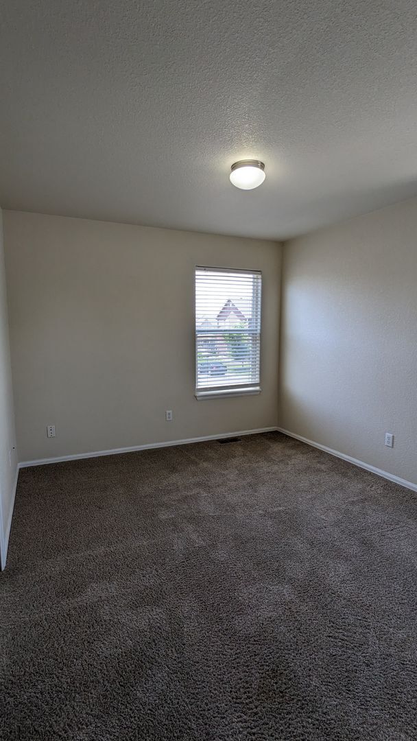 Building Photo - 2 STORY END UNIT TOWNHOME W/DETACHED 2 CAR...