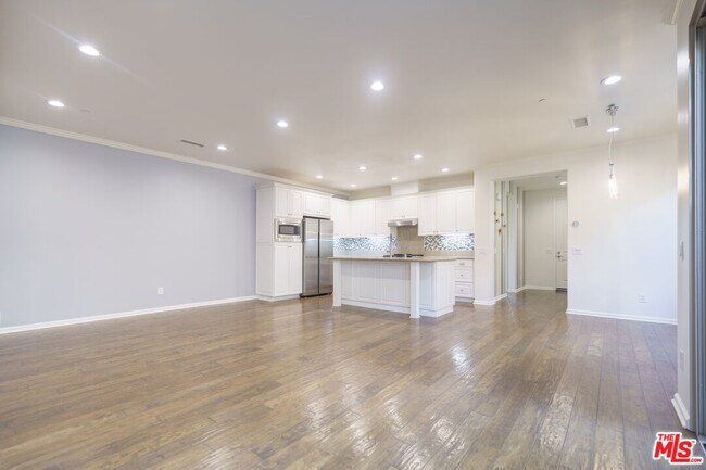 Building Photo - 73 City Stroll