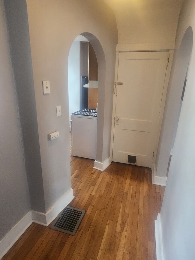 Building Photo - 2 Bedroom 1 bath updated Row Home