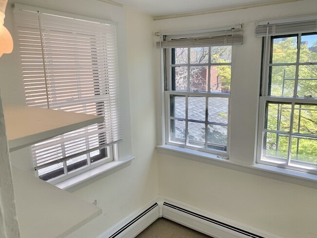 Building Photo - 10 Appian Way