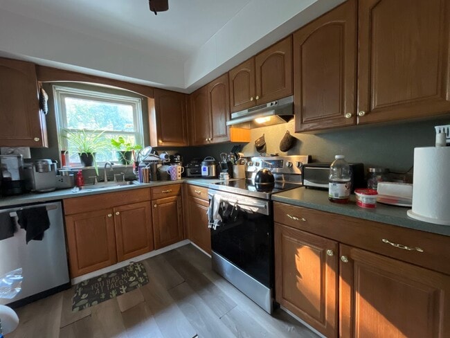 Building Photo - Beautifully updated 3-bedroom, 1.5-bath to...