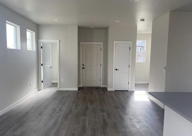 Building Photo - NEWER HOME FOR RENT!