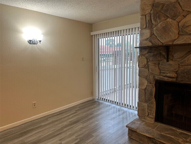 Building Photo - 17401 Red Oak Dr