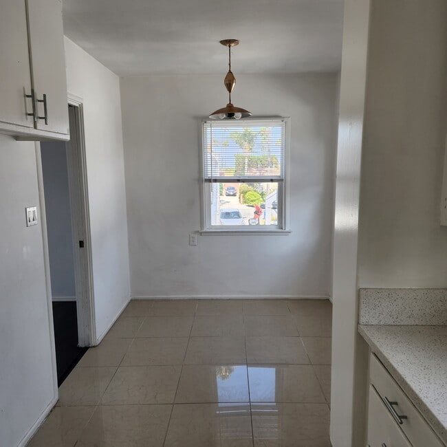 Dining area - 5735 S Rimpau Blvd