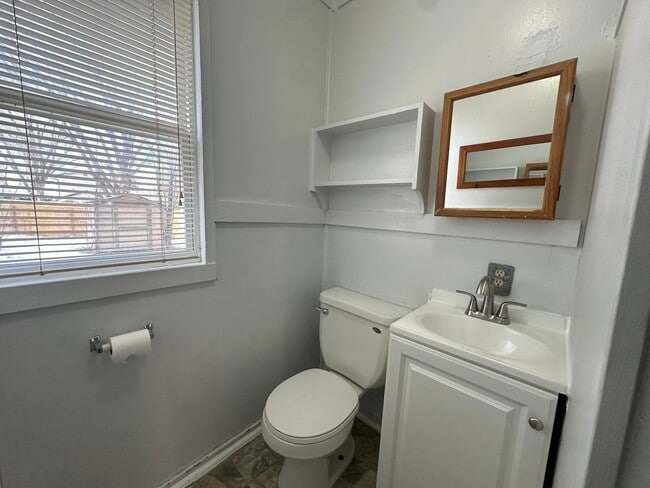 Building Photo - 1 Bedroom 1 Bathroom Duplex for rent in Aztec