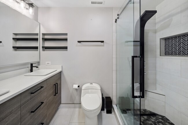 Building Photo - 1735 W Diversey Pkwy