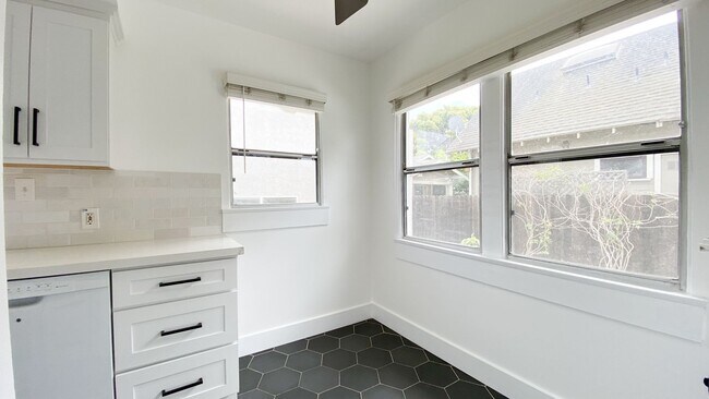 Building Photo - 2BD/1BA Charming Bungalow in Belmont Heights