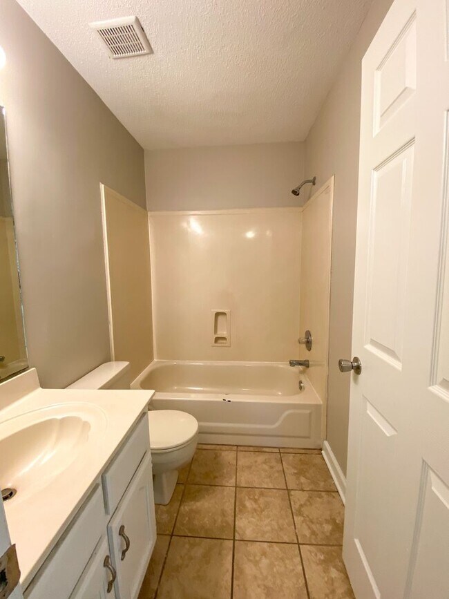 Building Photo - 3 bed, 2 bath home with wonderful curb appeal near N. Germantown Pkwy / $250 Gift card if move in...