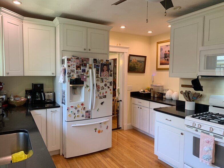 Building Photo - 1045 Adams St