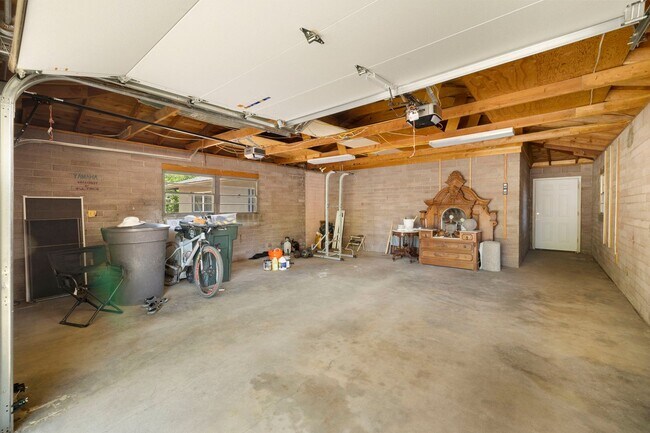 Building Photo - Reburbished 3bd/2ba, 2,275 sq ft home in Coconino Estates close to Hospital, park, downtown Flags...