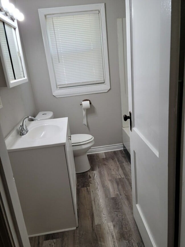 Building Photo - Belmont 2 Bedroom Bungalow