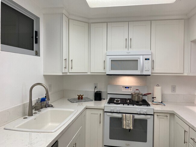 Building Photo - 729 S Hobart Blvd