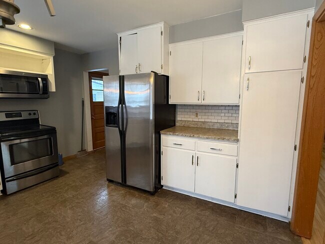 Building Photo - 2505 Zinran Ave S