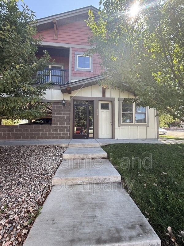 Building Photo - 1403 E Gibbon St