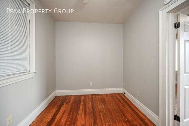 Building Photo - 2125 W Clifton Ave