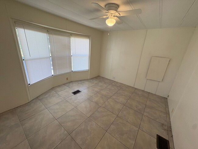 Building Photo - Tavares 1 Bed 1 Bath Waterfront Mobile Home